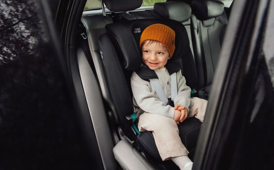 Универсальное автокресло BRITAX-ROMER VERSAFIX в интерьере автомобиля