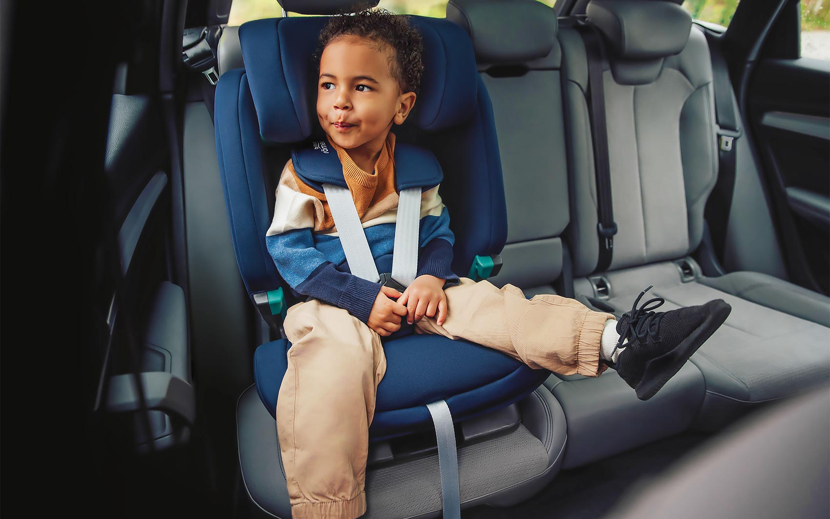 Мальчик в автокресле Britax Römer Evolvafix в автомобиле